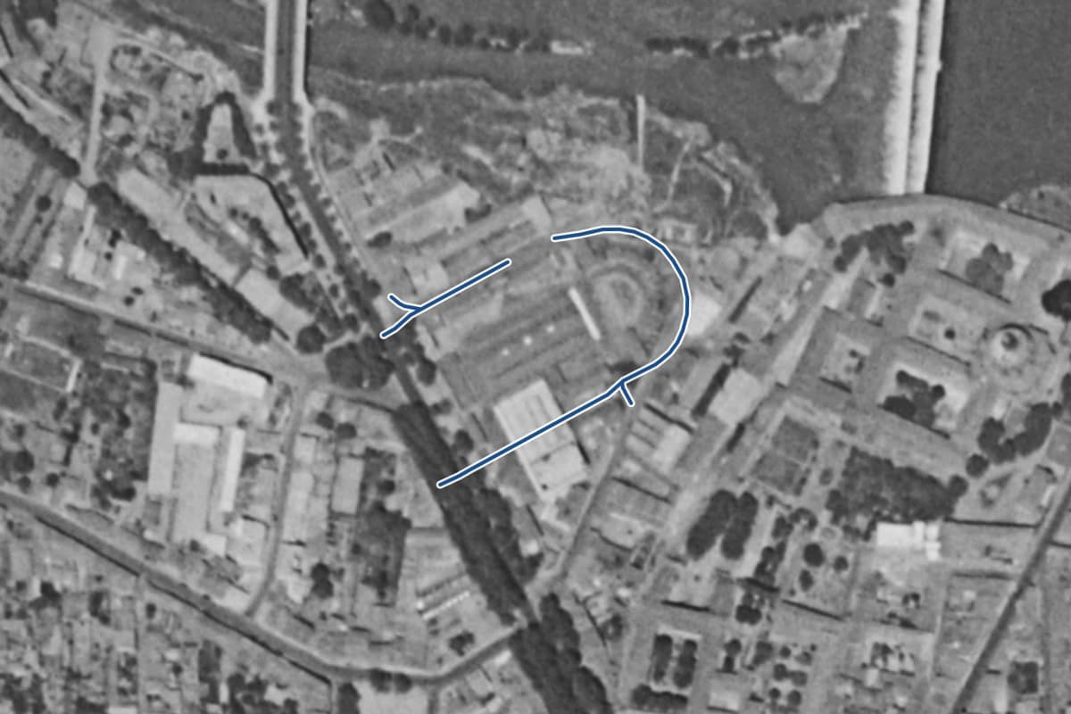 Vue aérienne de l’allée Charles Malpel en 1954, en noir et blanc, la voie tracée en bleu