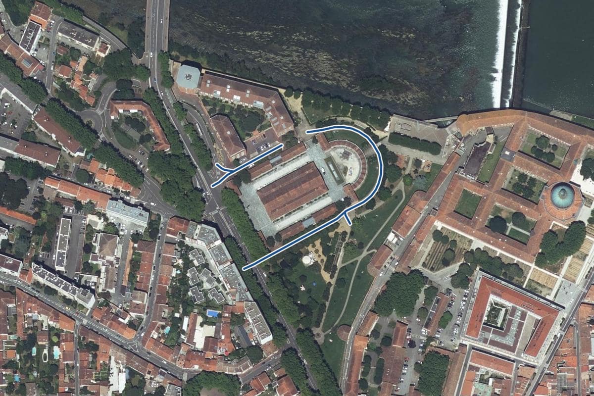 Vue aérienne de l’allée Charles Malpel en 2025, au même cadrage, la voie tracée en bleu