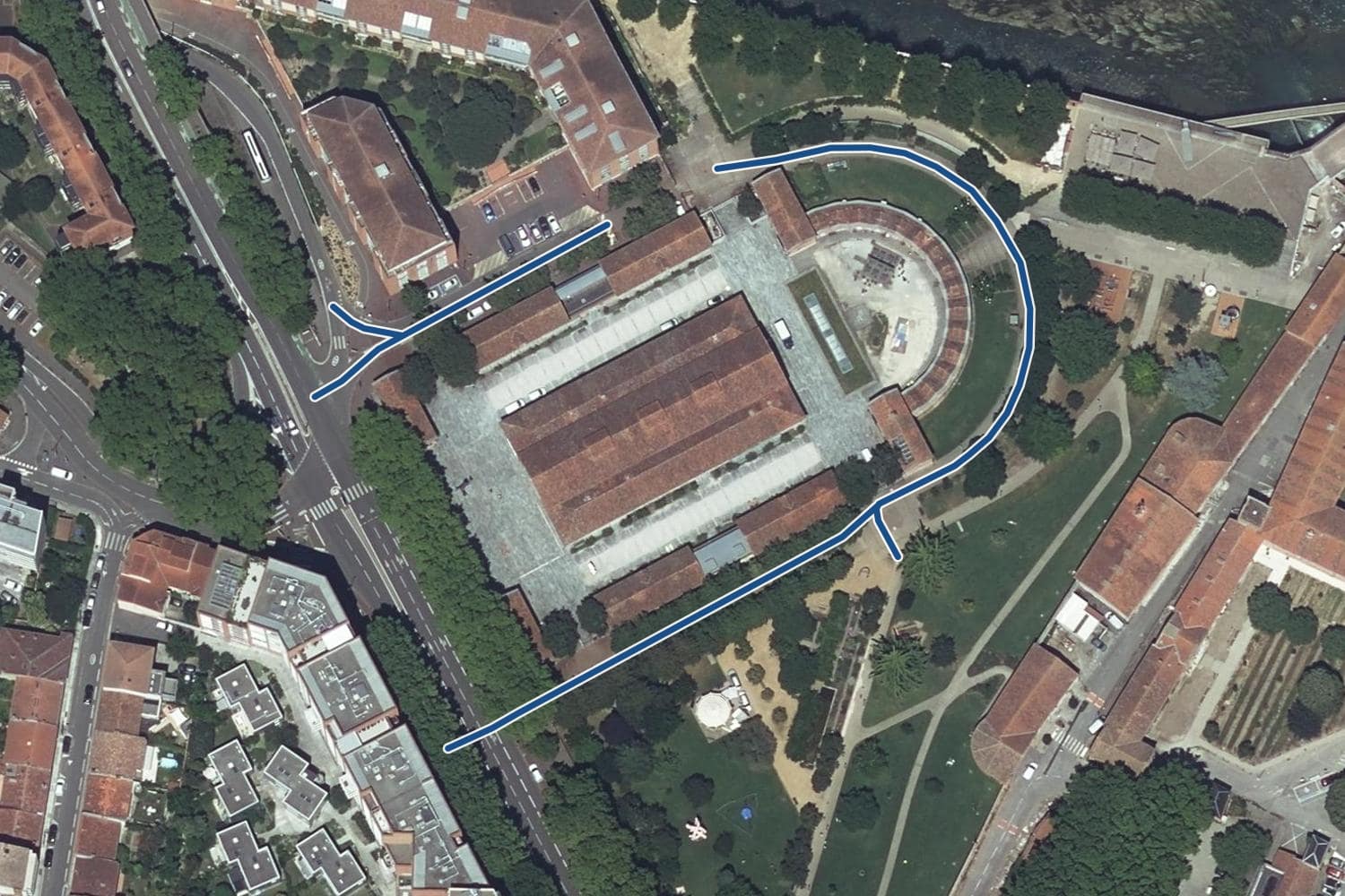 Vue aérienne de l’allée Charles Malpel à Toulouse, la voie tracée en bleu