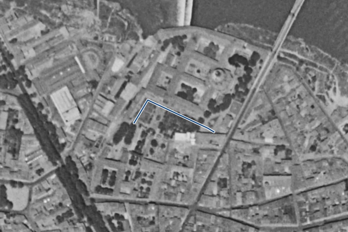 Vue aérienne de l’allée des Professeurs Pontonnier en 1954, en noir et blanc, la voie tracée en bleu