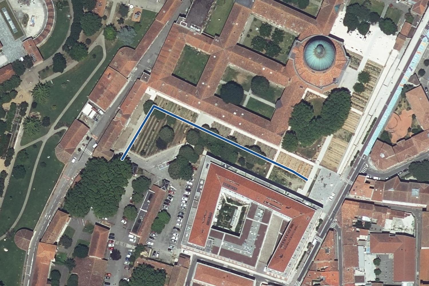 Vue aérienne de l’allée des Professeurs Pontonnier à Toulouse, la voie tracée en bleu