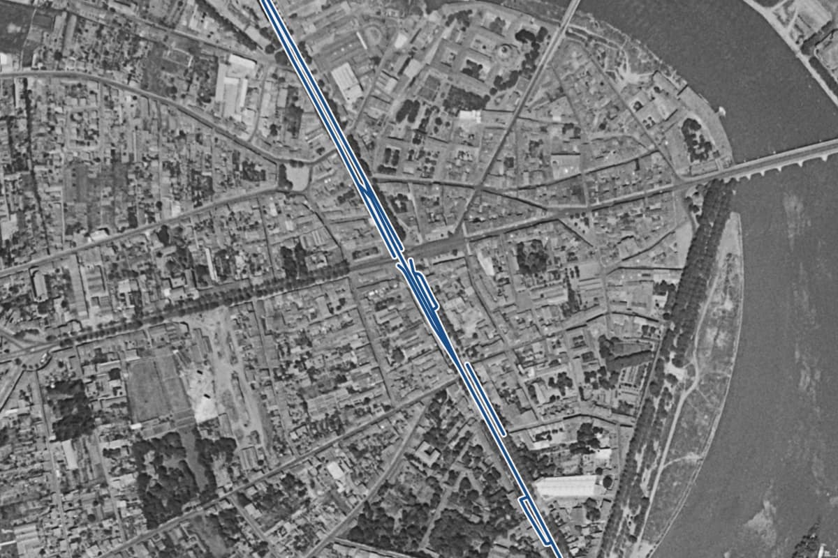 Vue aérienne de les allées Charles-de-Fitte en 1954, en noir et blanc, la voie tracée en bleu