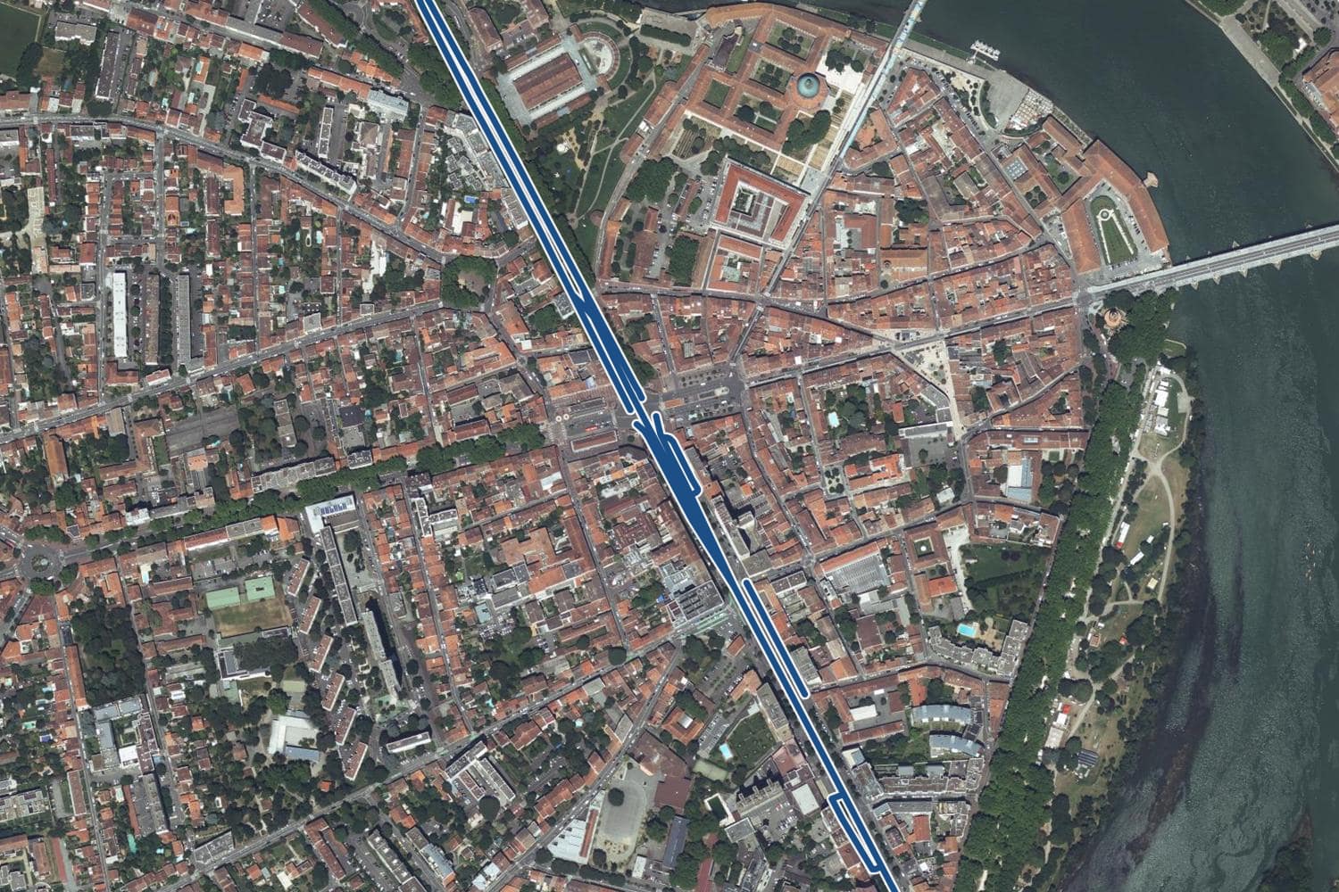 Vue aérienne de les allées Charles-de-Fitte à Toulouse, la voie tracée en bleu