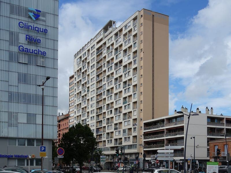 L’immeuble Deromedi, 44 allées Charles-de-Fitte, vu de la rue de Cugnaux, en 2023.