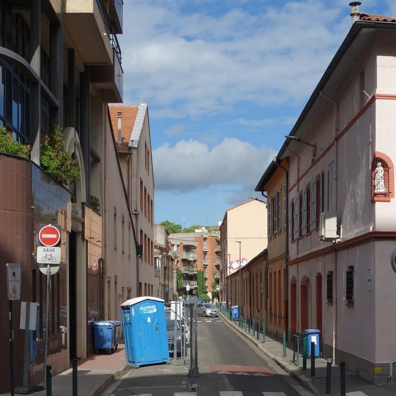 La rue Marie-Magné, vue des allées Charles-de-Fitte, en mai 2023.