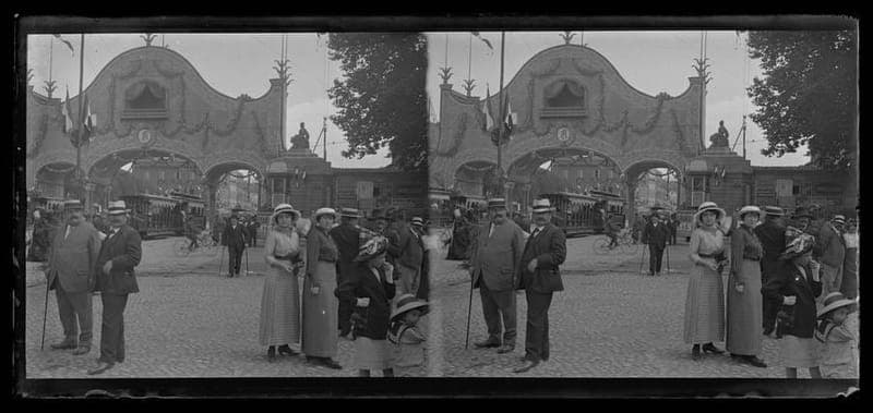 Photographie ancienne en double d’un arc de triomphe décoré, tramway et passants sur la place