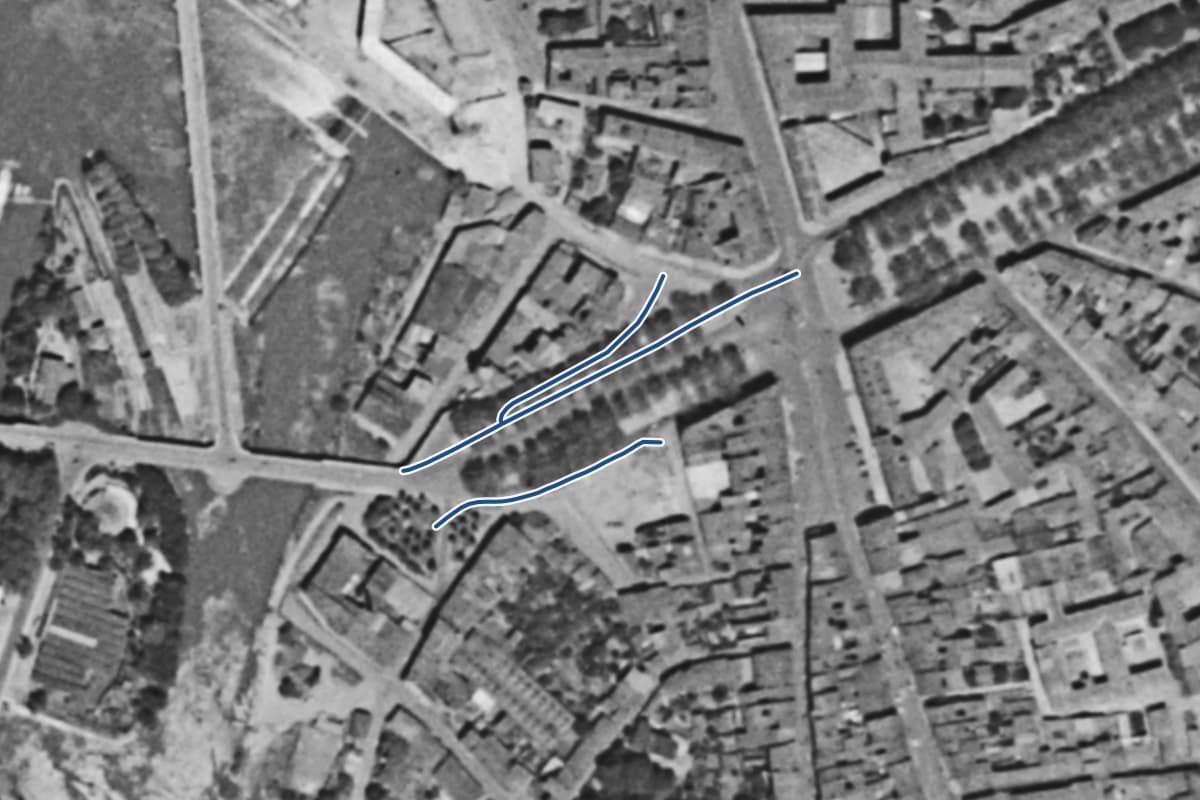 Vue aérienne de les allées Paul-Feuga en 1954, en noir et blanc, la voie tracée en bleu