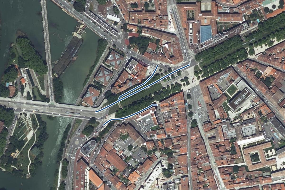 Vue aérienne de les allées Paul-Feuga en 2025, au même cadrage, la voie tracée en bleu