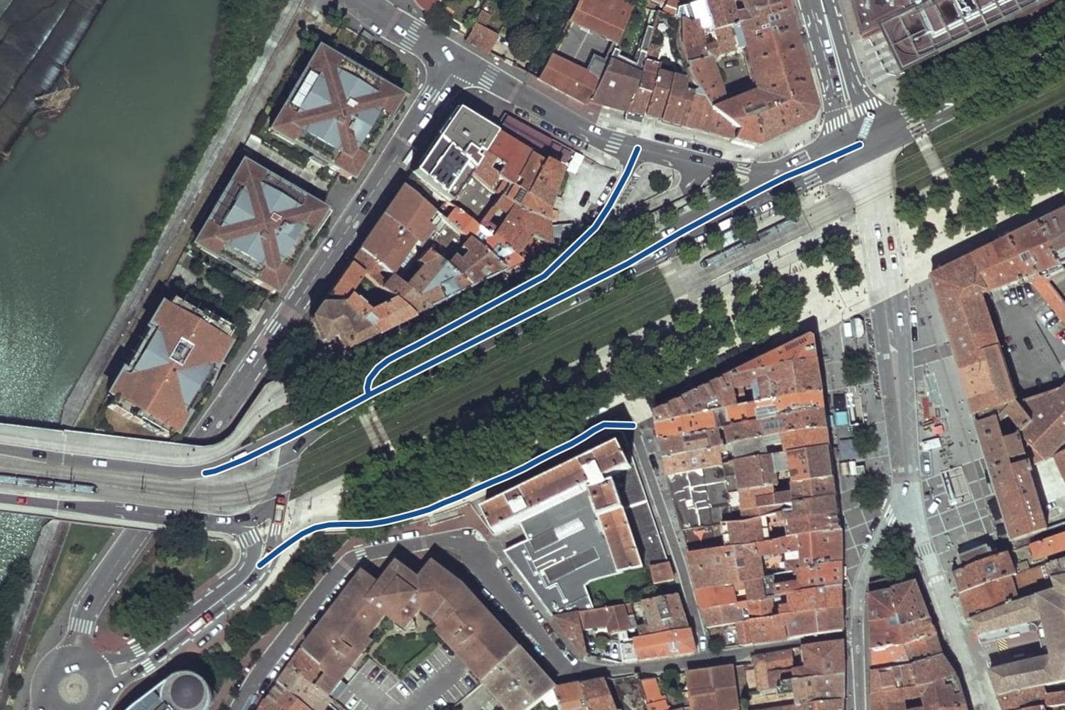 Vue aérienne de les allées Paul-Feuga à Toulouse, la voie tracée en bleu
