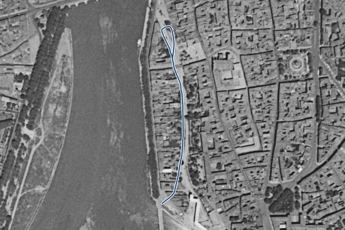 Vue aérienne de l’avenue de la Garonnette en 1954, en noir et blanc, la voie tracée en bleu
