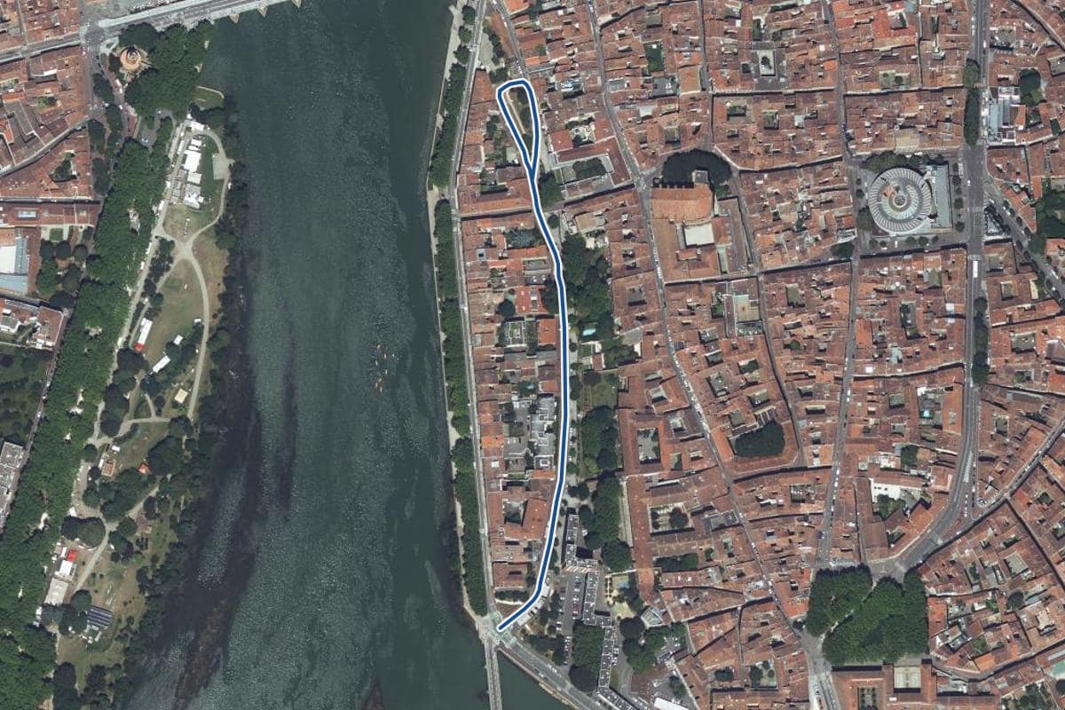 Vue aérienne de l’avenue de la Garonnette en 2025, au même cadrage, la voie tracée en bleu