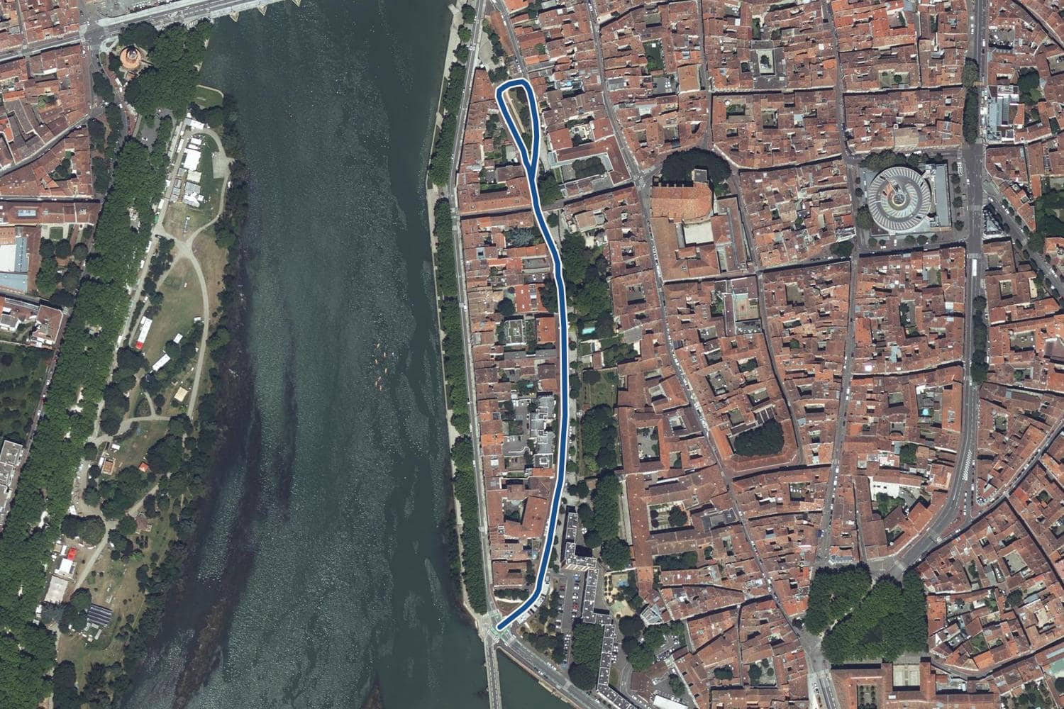 Vue aérienne de l’avenue de la Garonnette à Toulouse, la voie tracée en bleu