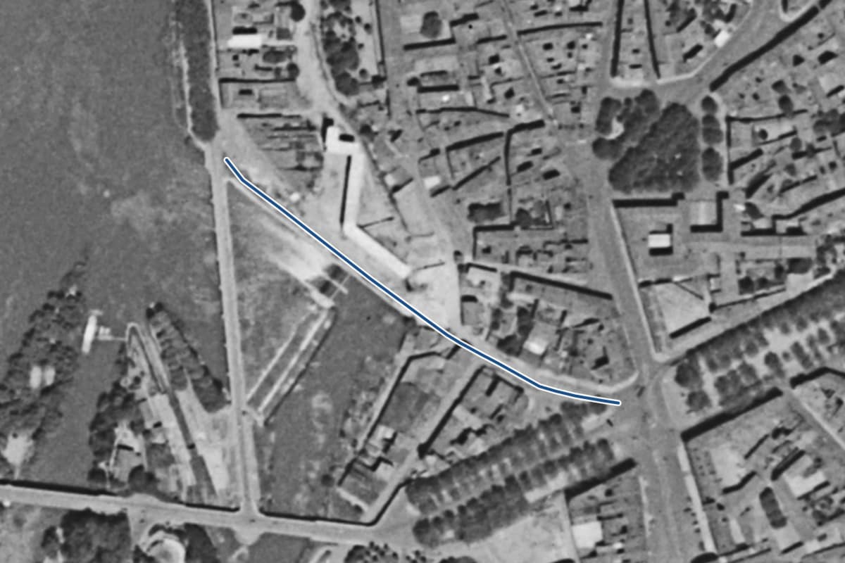 Vue aérienne de l’avenue Maurice-Hauriou en 1954, en noir et blanc, la voie tracée en bleu