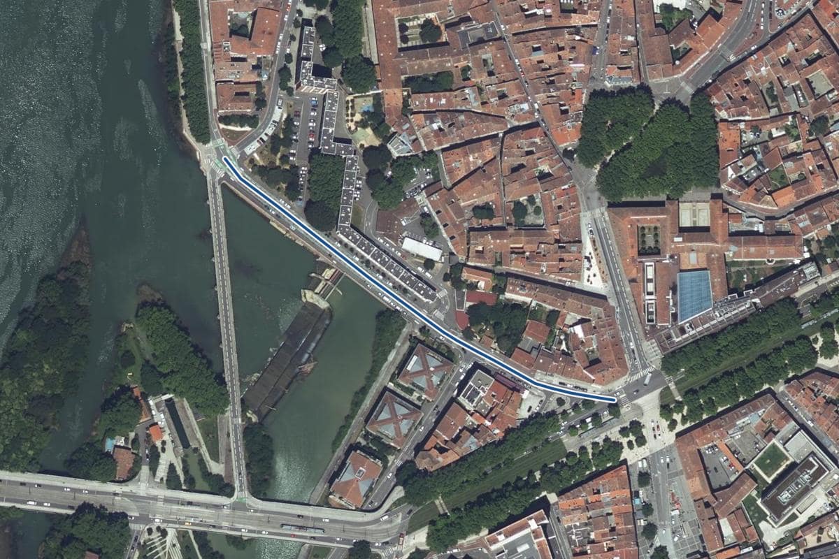 Vue aérienne de l’avenue Maurice-Hauriou en 2025, au même cadrage, la voie tracée en bleu