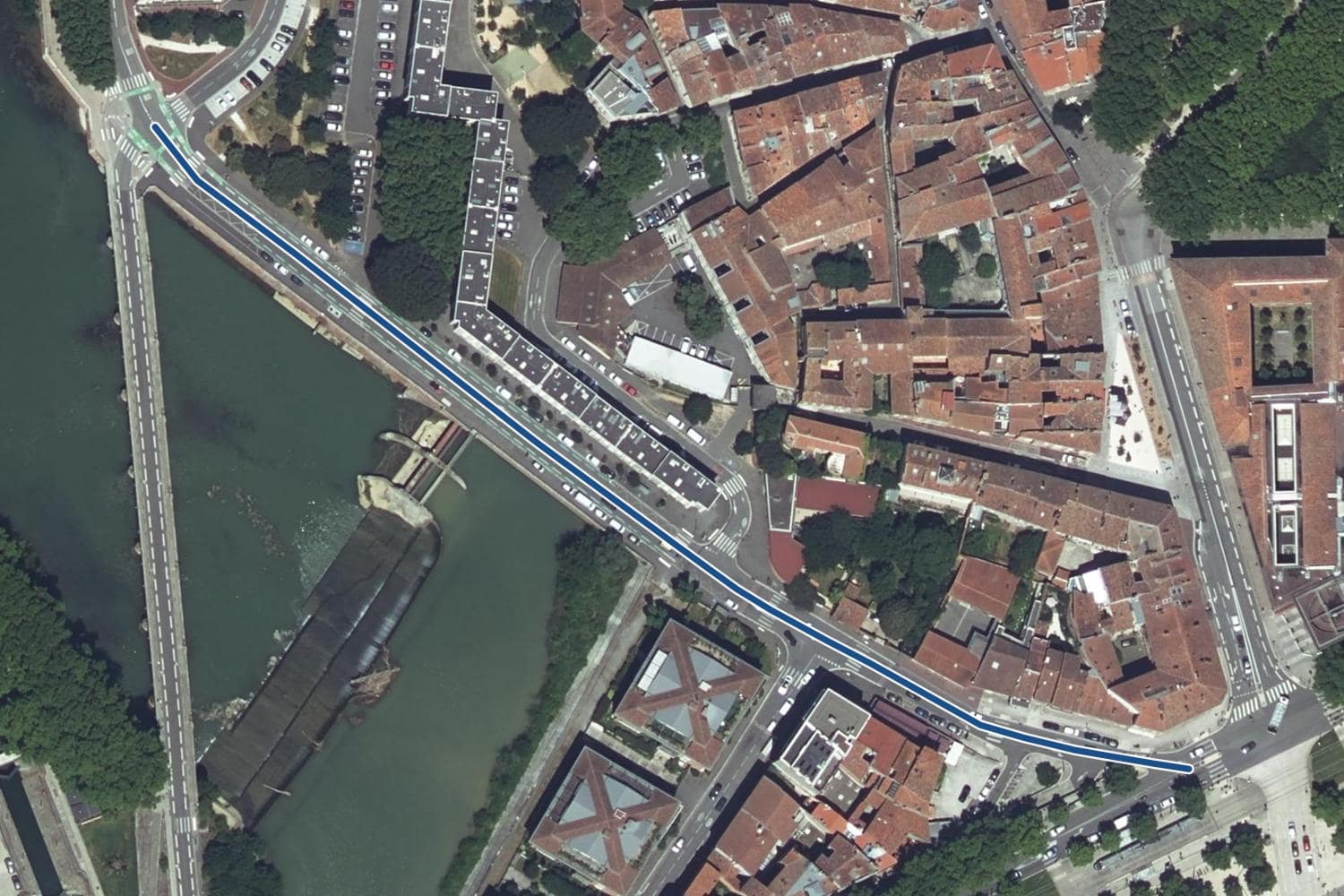 Vue aérienne de l’avenue Maurice-Hauriou à Toulouse, la voie tracée en bleu