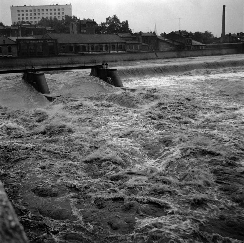 L’avenue Maurice-Hauriou et la rue de la Chaussée, la Garonne en crue, le 1er juin 1962.