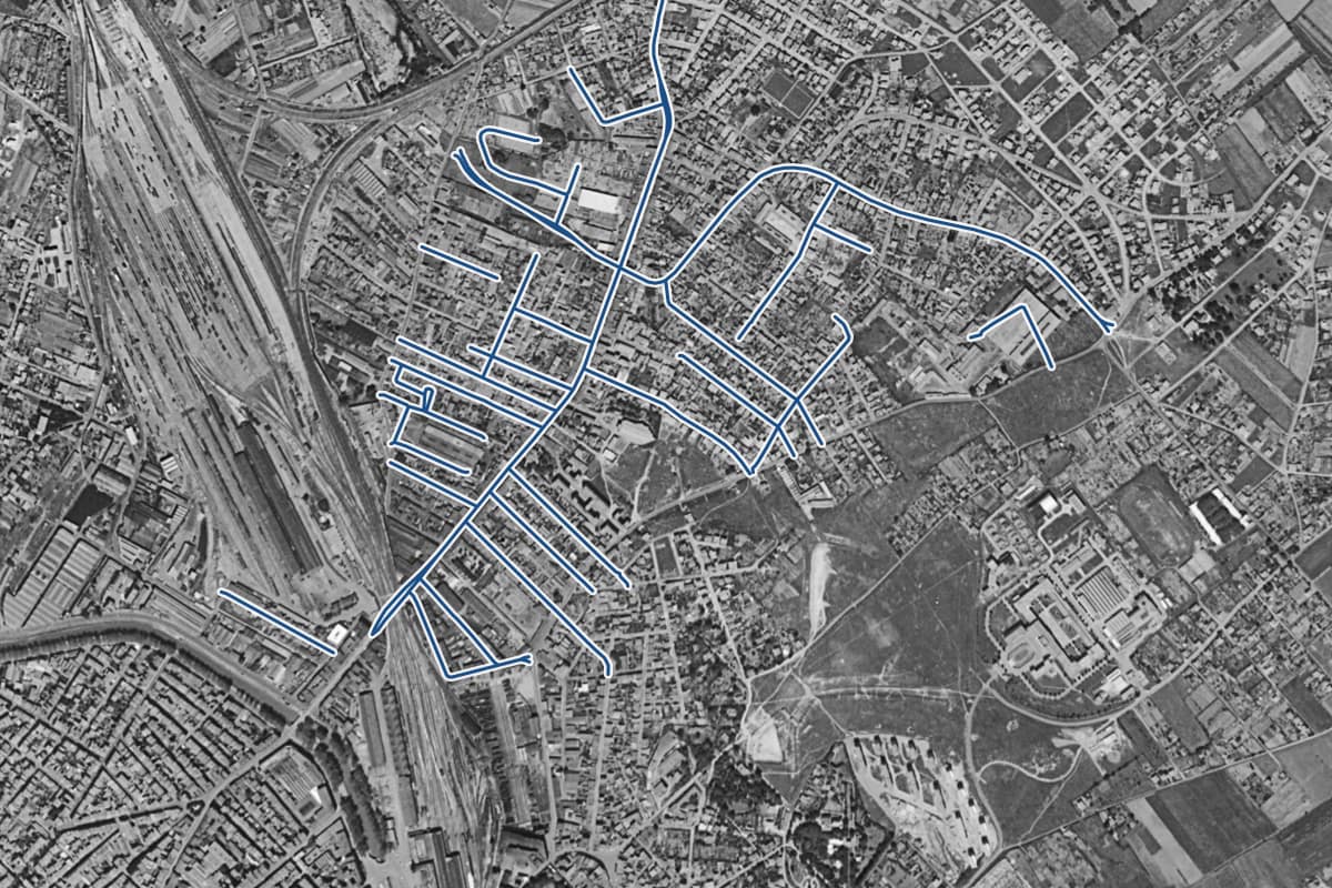 Vue aérienne du quartier de Bonnefoy en 1954, en noir et blanc, les 28 rues qui ont un prix au m² tracées en bleu