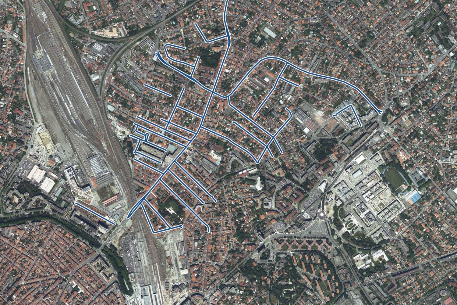 Vue aérienne du quartier de Bonnefoy à Toulouse, les 28 rues qui ont un prix au m² tracées en bleu