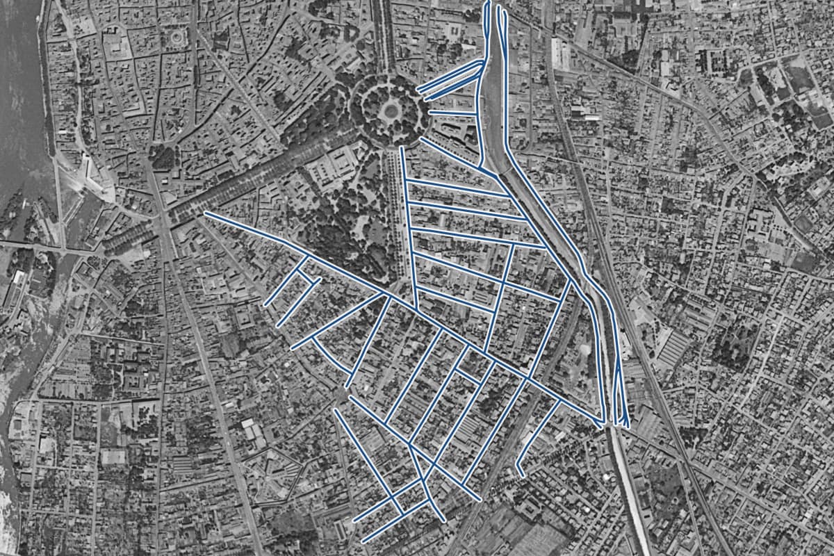 Vue aérienne du quartier du Busca en 1954, en noir et blanc, les 32 rues qui ont un prix au m² tracées en bleu