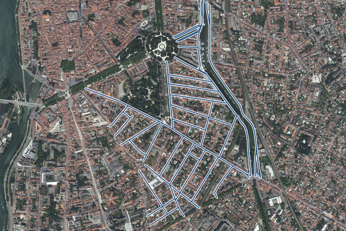 Vue aérienne du quartier du Busca en 2025, au même cadrage, les 32 rues qui ont un prix au m² tracées en bleu