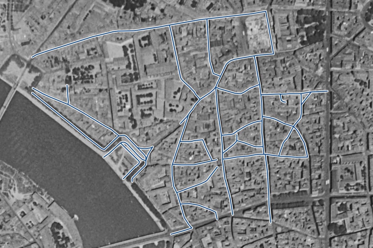 Vue aérienne du quartier du Capitole en 1954, en noir et blanc, les 30 rues qui ont un prix au m² tracées en bleu