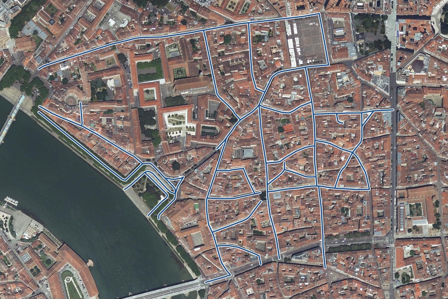 Vue aérienne du quartier du Capitole à Toulouse, les 30 rues qui ont un prix au m² tracées en bleu