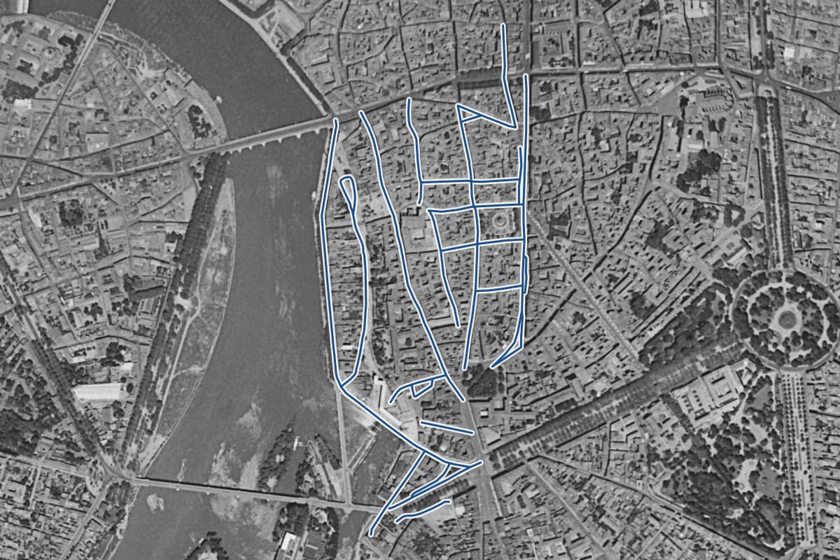 Vue aérienne du quartier des Carmes en 1954, en noir et blanc, les 25 rues qui ont leur page de prix tracées en bleu