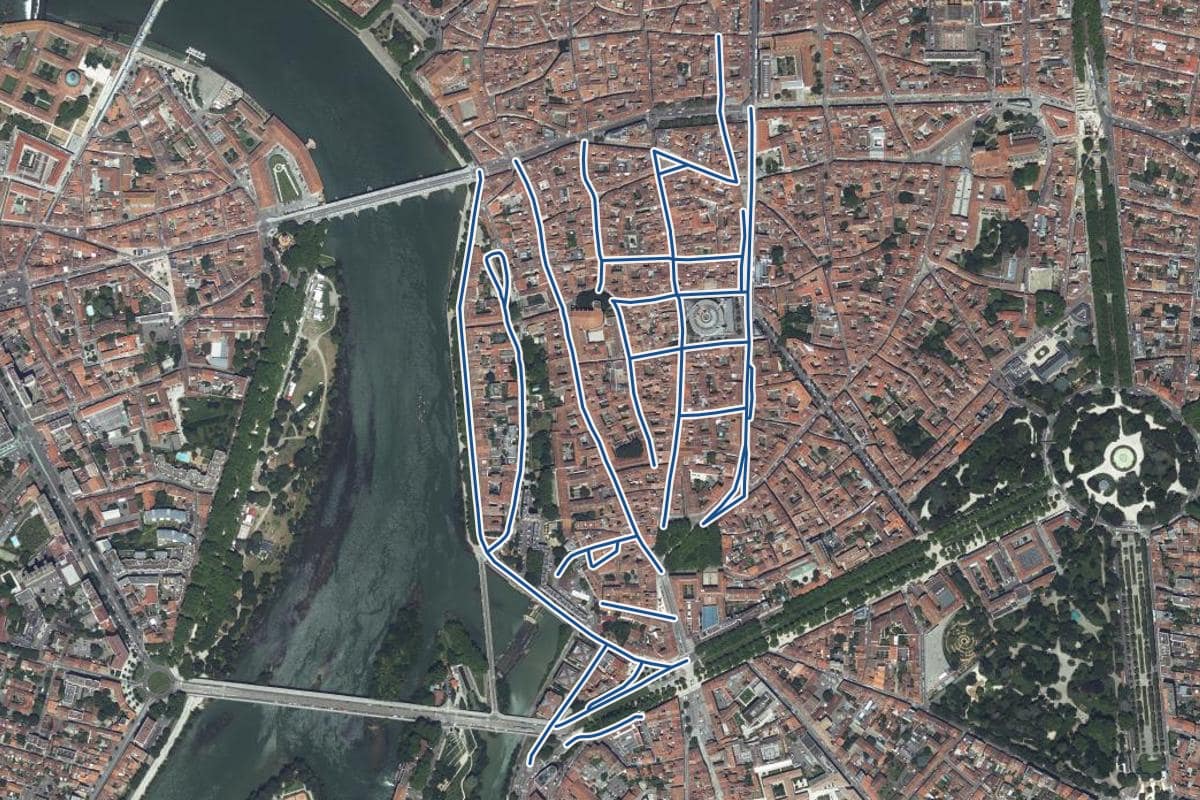 Vue aérienne du quartier des Carmes en 2025, au même cadrage, les 25 rues qui ont leur page de prix tracées en bleu