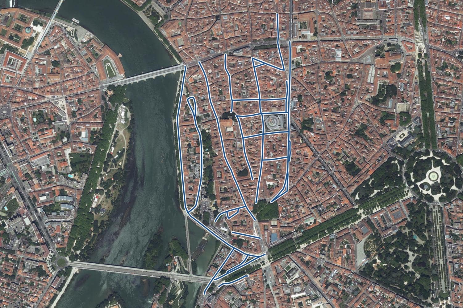 Vue aérienne du quartier des Carmes à Toulouse, les 25 rues qui ont leur page de prix tracées en bleu