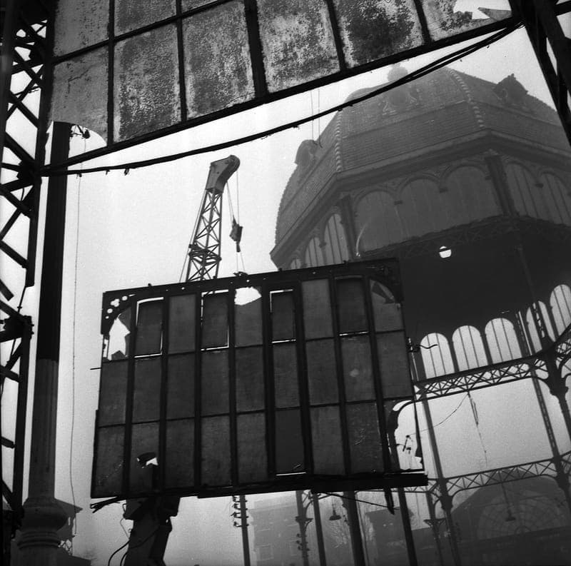Coupole de la halle des Carmes dressée sur sa structure métallique, dans la brume, noir et blanc