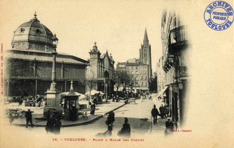 Place des Carmes avec la halle à coupole et un clocher au fond, passants en silhouettes, carte postale ancienne