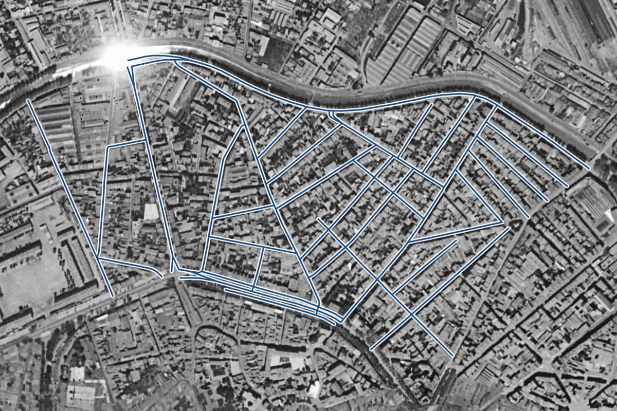 Vue aérienne du quartier des Chalets en 1954, en noir et blanc, les 31 rues qui ont un prix au m² tracées en bleu