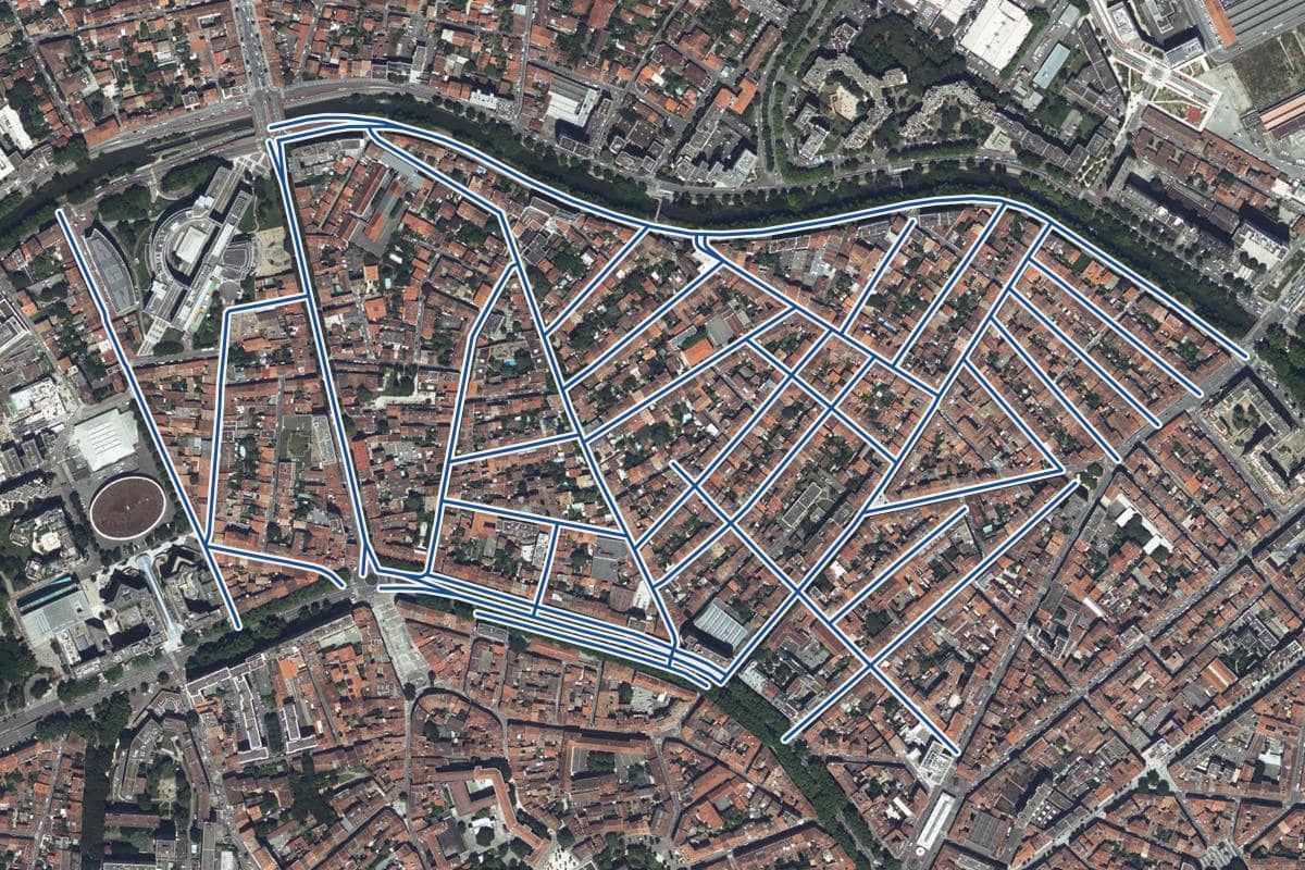 Vue aérienne du quartier des Chalets en 2025, au même cadrage, les 31 rues qui ont un prix au m² tracées en bleu