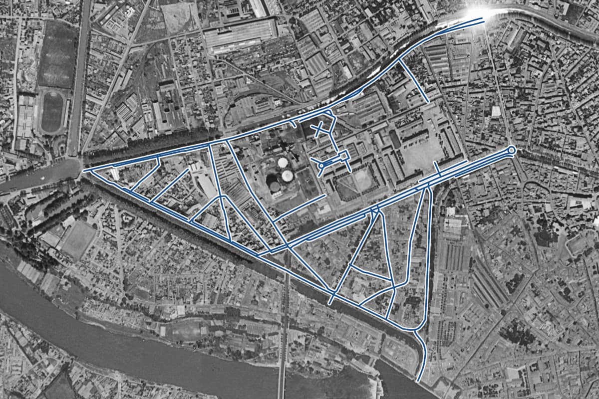 Vue aérienne du quartier de Compans-Caffarelli en 1954, en noir et blanc, les 20 rues qui ont un prix au m² tracées en bleu