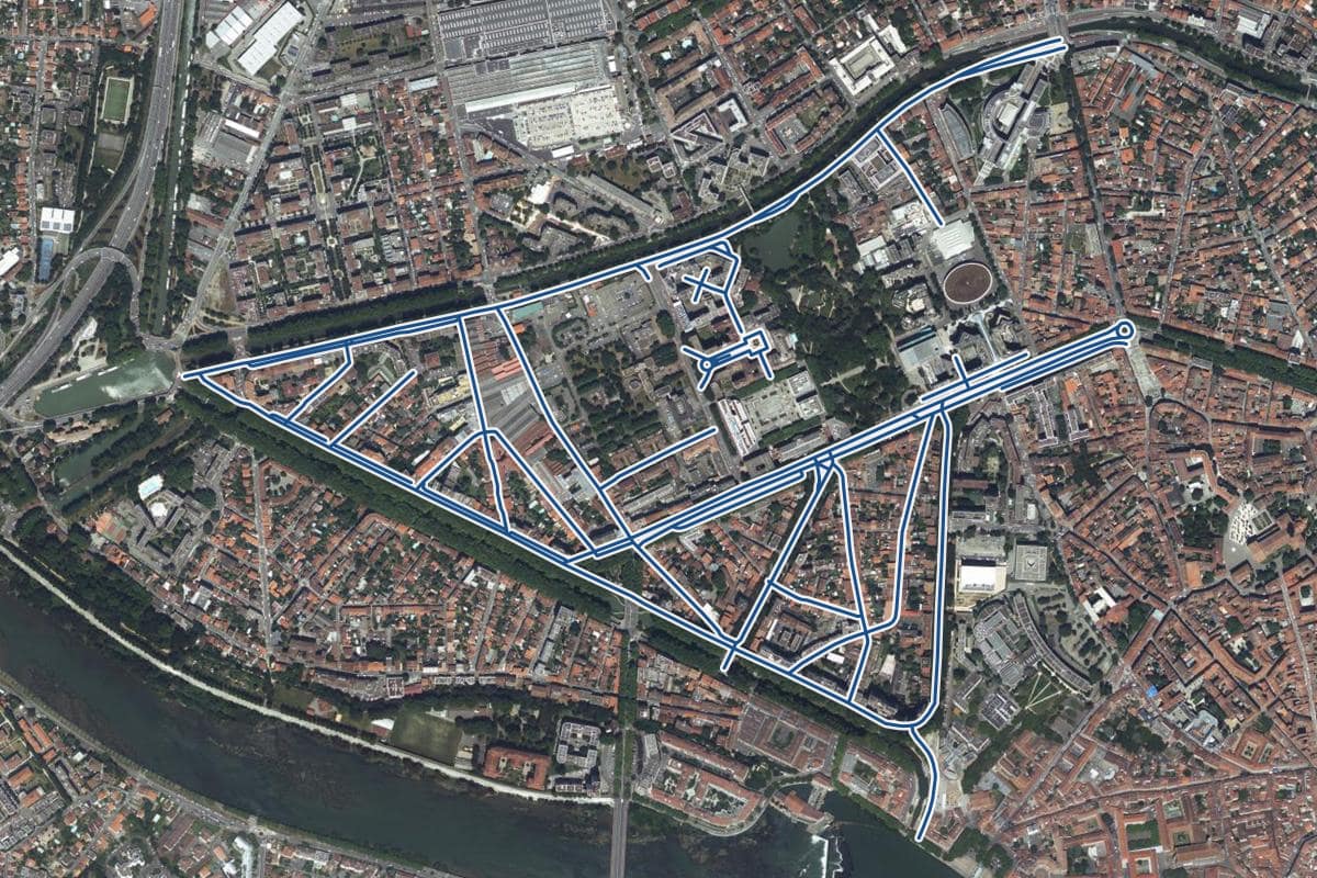 Vue aérienne du quartier de Compans-Caffarelli en 2025, au même cadrage, les 20 rues qui ont un prix au m² tracées en bleu