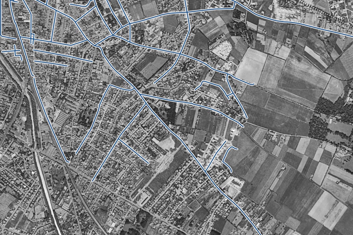 Vue aérienne du quartier de la Côte Pavée en 1954, en noir et blanc, les 31 rues qui ont un prix au m² tracées en bleu