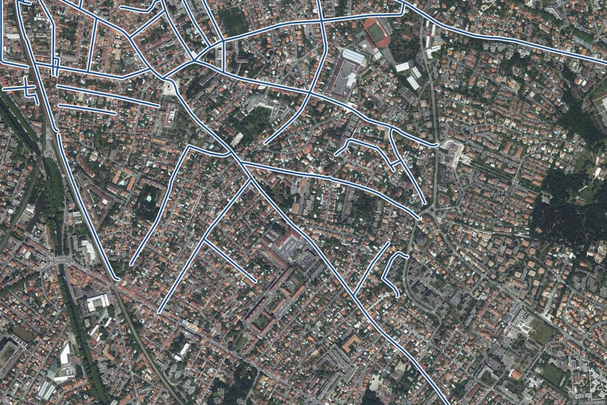 Vue aérienne du quartier de la Côte Pavée en 2025, au même cadrage, les 31 rues qui ont un prix au m² tracées en bleu