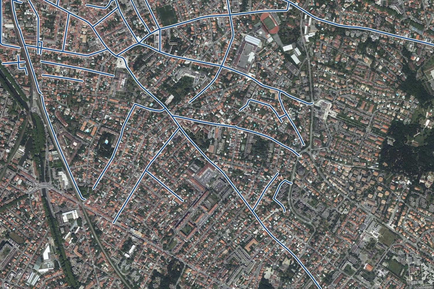 Vue aérienne du quartier de la Côte Pavée à Toulouse, les 31 rues qui ont un prix au m² tracées en bleu