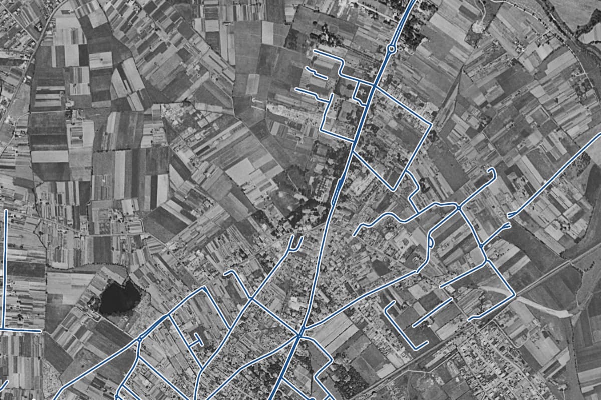 Vue aérienne du quartier de Croix-Daurade en 1954, en noir et blanc, les 53 rues qui ont un prix au m² tracées en bleu