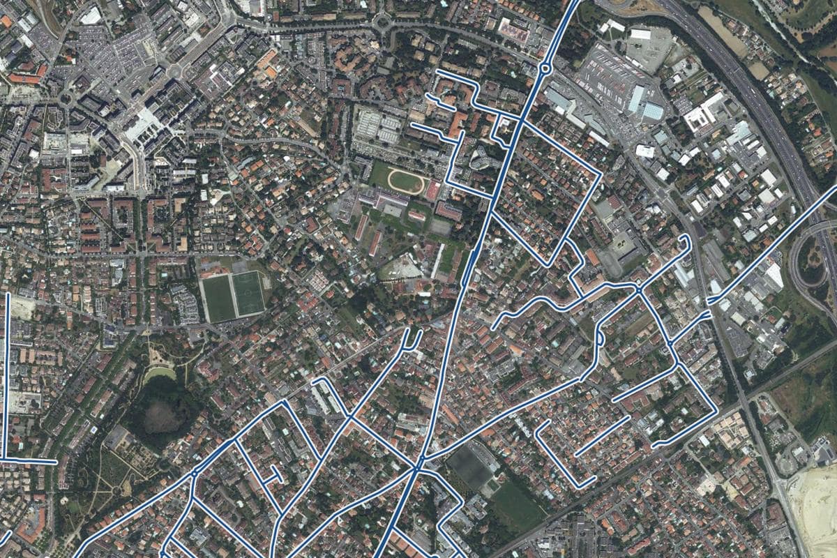Vue aérienne du quartier de Croix-Daurade en 2025, au même cadrage, les 53 rues qui ont un prix au m² tracées en bleu