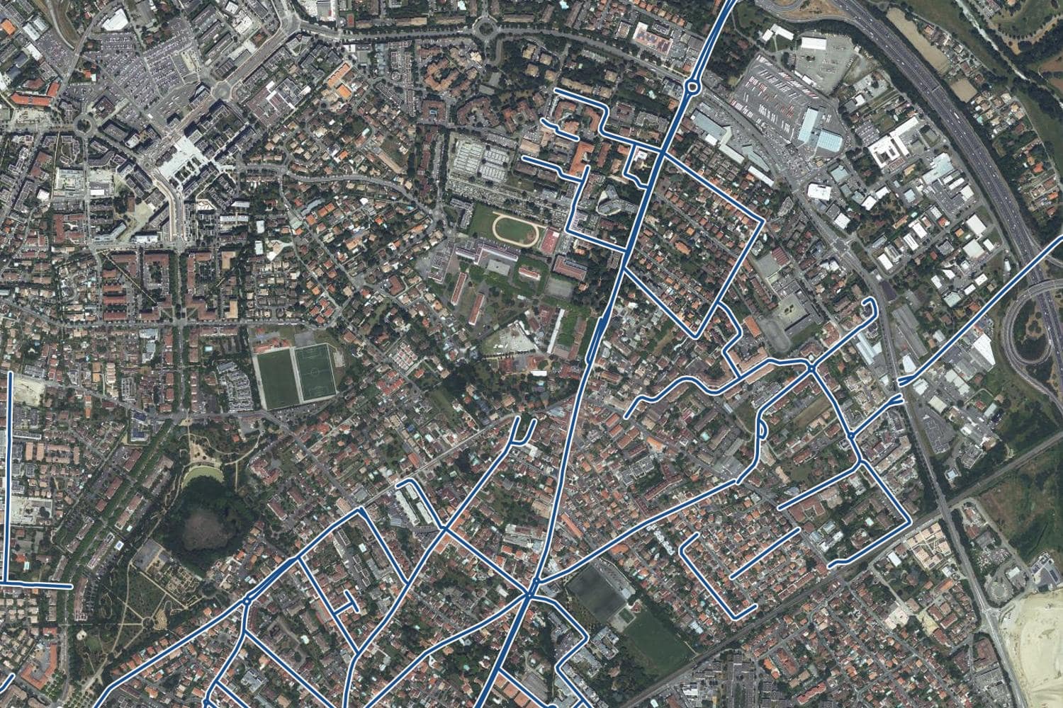 Vue aérienne du quartier de Croix-Daurade à Toulouse, les 53 rues qui ont un prix au m² tracées en bleu
