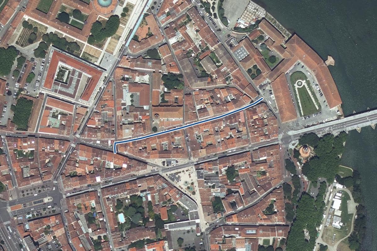 Vue aérienne de la grande-rue Saint-Nicolas en 2025, au même cadrage, la voie tracée en bleu