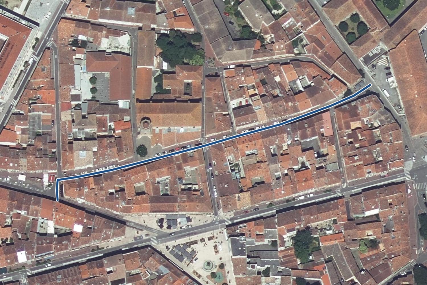 Vue aérienne de la grande-rue Saint-Nicolas à Toulouse, la voie tracée en bleu