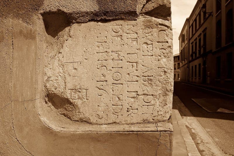 Une pierre gravée à l’angle de la Grande-rue Saint-Nicolas, à Toulouse, en 2012.