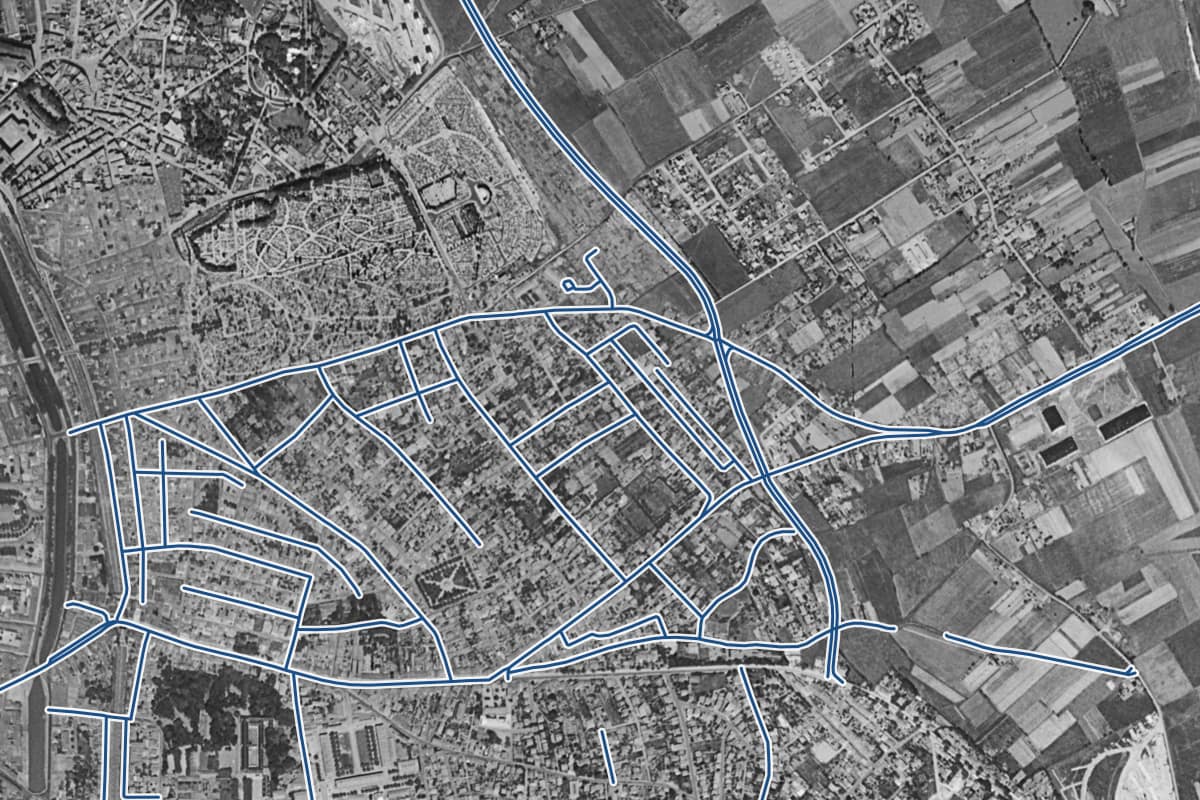 Vue aérienne du quartier de Guilheméry en 1954, en noir et blanc, les 40 rues qui ont un prix au m² tracées en bleu