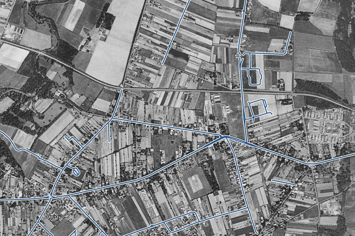 Vue aérienne du quartier de Lardenne en 1954, en noir et blanc, les 28 rues qui ont un prix au m² tracées en bleu