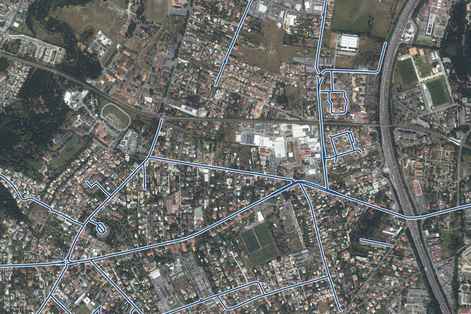 Vue aérienne du quartier de Lardenne à Toulouse, les 28 rues qui ont un prix au m² tracées en bleu