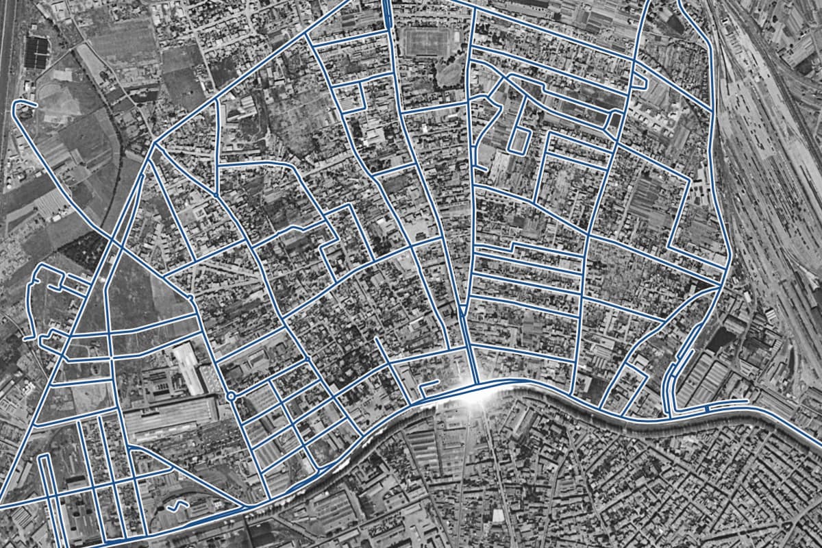 Vue aérienne du quartier des Minimes en 1954, en noir et blanc, les 67 rues qui ont un prix au m² tracées en bleu