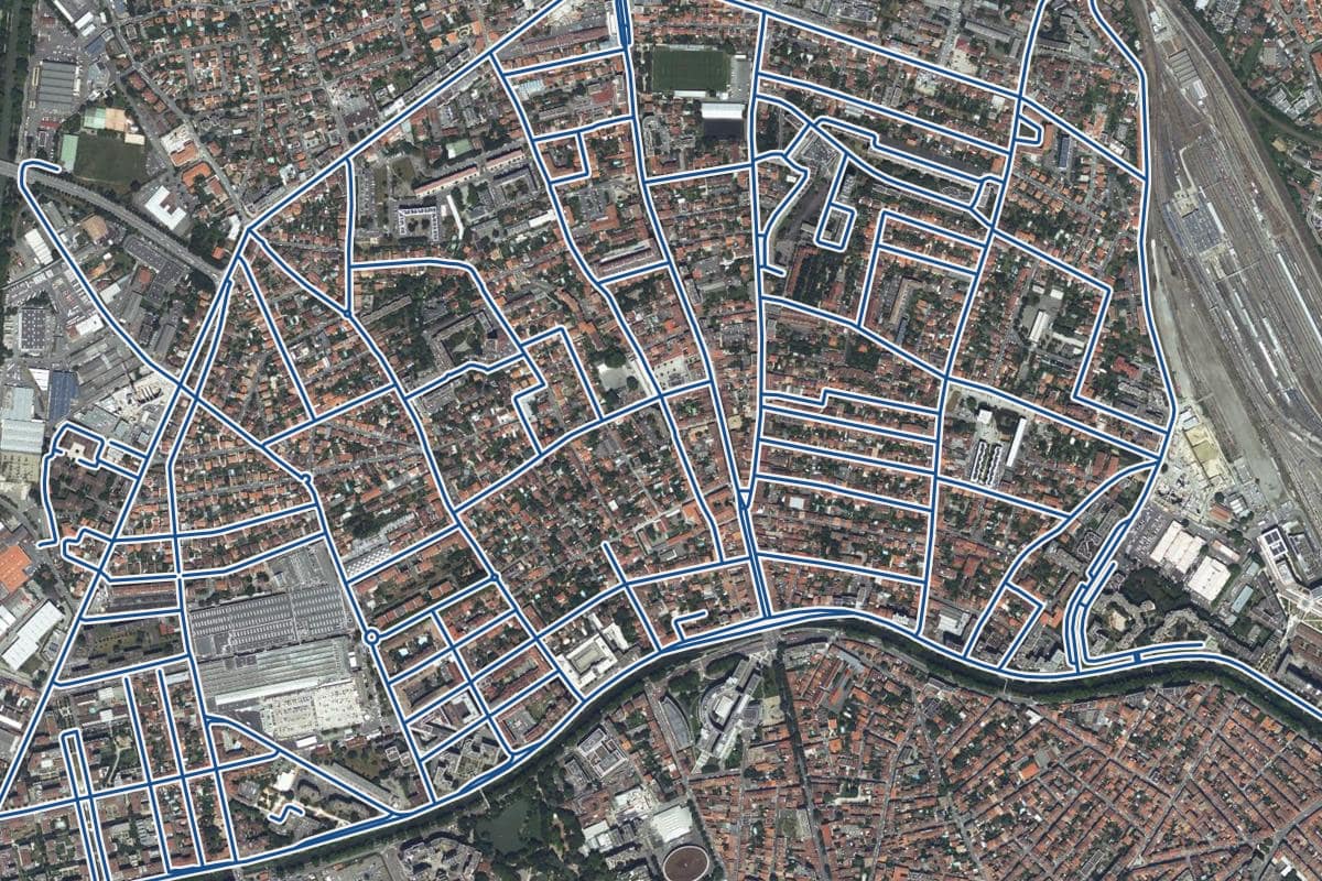 Vue aérienne du quartier des Minimes en 2025, au même cadrage, les 67 rues qui ont un prix au m² tracées en bleu