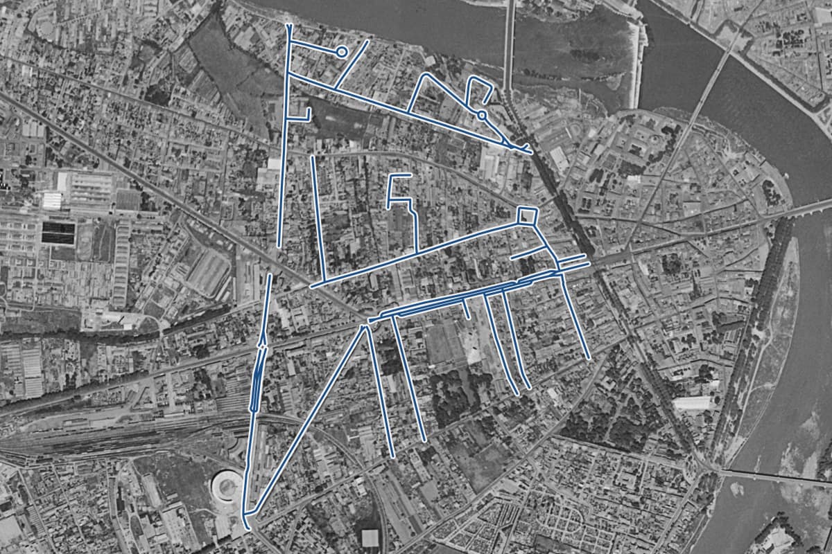 Vue aérienne du quartier de la Patte d'Oie en 1954, en noir et blanc, les 23 rues qui ont un prix au m² tracées en bleu